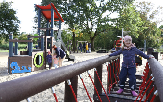 Von diesem Spielplatz schwärmen alle Kinder: Über den Themenspielplatz am Schlosssee hat KURT mit Planerin Daniela Krause gesprochen
