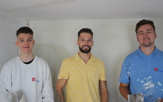 Von Raum zu Raum werden sie immer besser: Der Gifhorner Malereibetrieb Raulfs schickt Azubis auf eine Lehrlingsbaustelle