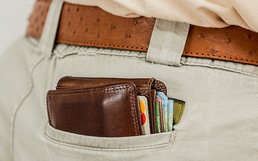 Vorsicht vor Betrugsmaschen zur Weihnachtszeit: Taschendiebstahl
