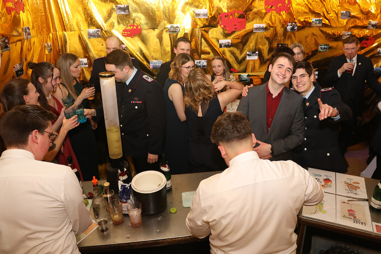 Wahnsinns-Auftakt zum Jubiläumsjahr: Mehr als 200 Gäste tanzen vergnügt beim Feuerwehrball in Gamsen – mit großer KURT-Bildergalerie