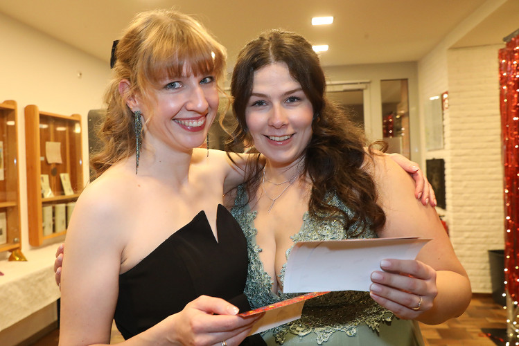 Wahnsinns-Auftakt zum Jubiläumsjahr: Mehr als 200 Gäste tanzen vergnügt beim Feuerwehrball in Gamsen – mit großer KURT-Bildergalerie