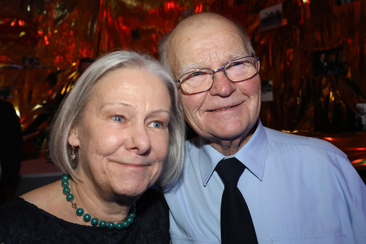 Wahnsinns-Auftakt zum Jubiläumsjahr: Mehr als 200 Gäste tanzen vergnügt beim Feuerwehrball in Gamsen – mit großer KURT-Bildergalerie