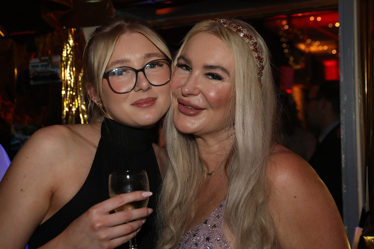 Wahnsinns-Auftakt zum Jubiläumsjahr: Mehr als 200 Gäste tanzen vergnügt beim Feuerwehrball in Gamsen – mit großer KURT-Bildergalerie