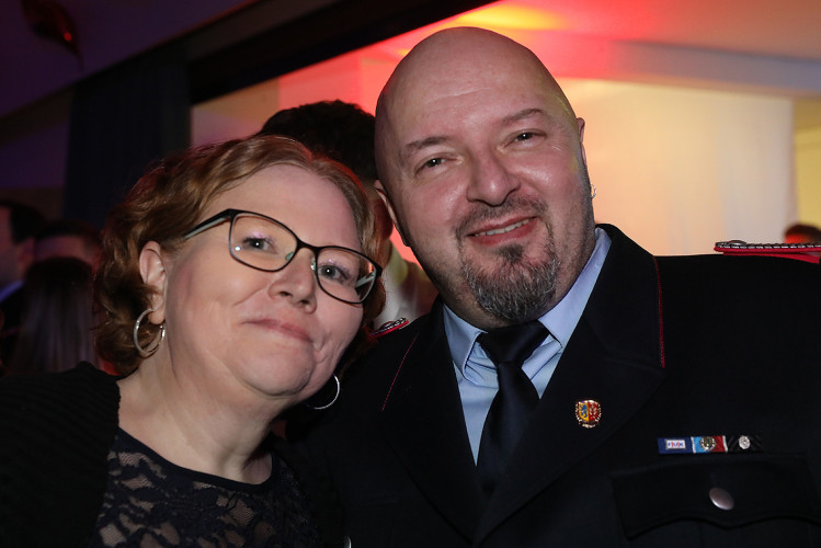 Wahnsinns-Auftakt zum Jubiläumsjahr: Mehr als 200 Gäste tanzen vergnügt beim Feuerwehrball in Gamsen – mit großer KURT-Bildergalerie