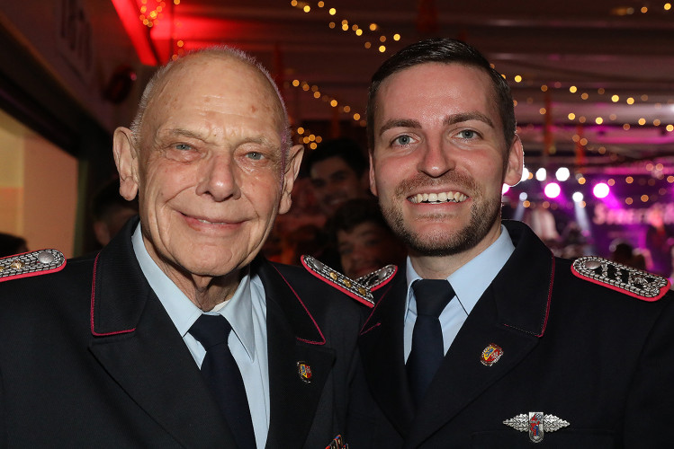 Wahnsinns-Auftakt zum Jubiläumsjahr: Mehr als 200 Gäste tanzen vergnügt beim Feuerwehrball in Gamsen – mit großer KURT-Bildergalerie