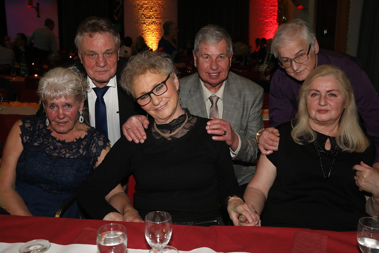 Wahnsinns-Auftakt zum Jubiläumsjahr: Mehr als 200 Gäste tanzen vergnügt beim Feuerwehrball in Gamsen – mit großer KURT-Bildergalerie