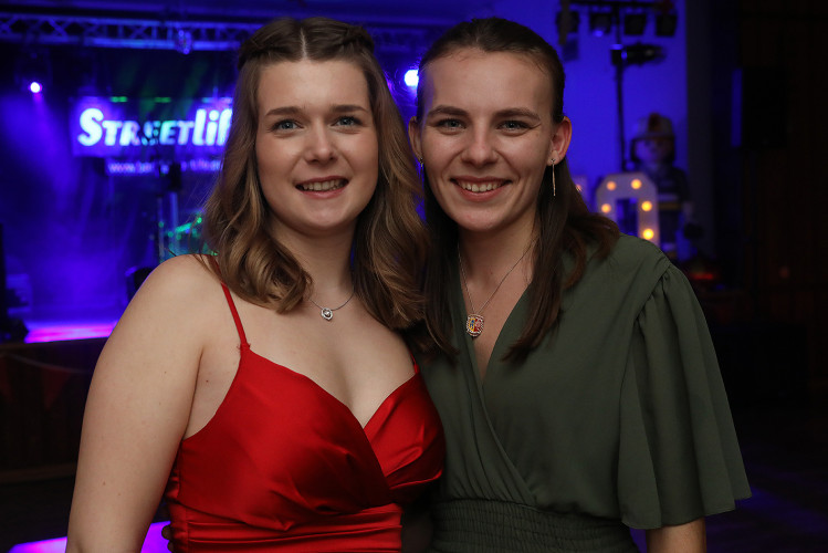 Wahnsinns-Auftakt zum Jubiläumsjahr: Mehr als 200 Gäste tanzen vergnügt beim Feuerwehrball in Gamsen – mit großer KURT-Bildergalerie