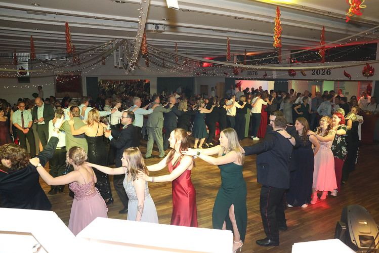 Wahnsinns-Auftakt zum Jubiläumsjahr: Mehr als 200 Gäste tanzen vergnügt beim Feuerwehrball in Gamsen – mit großer KURT-Bildergalerie