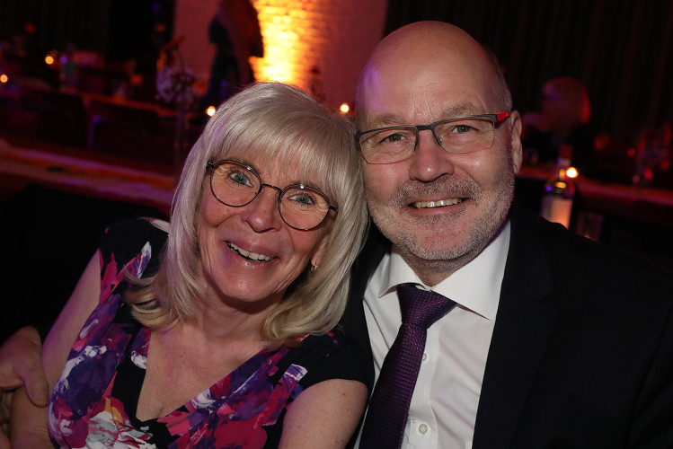 Wahnsinns-Auftakt zum Jubiläumsjahr: Mehr als 200 Gäste tanzen vergnügt beim Feuerwehrball in Gamsen – mit großer KURT-Bildergalerie