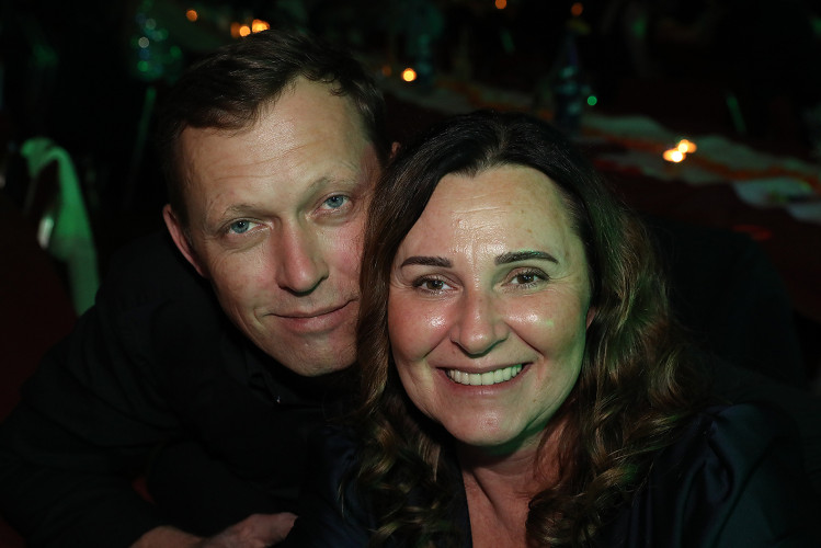 Wahnsinns-Auftakt zum Jubiläumsjahr: Mehr als 200 Gäste tanzen vergnügt beim Feuerwehrball in Gamsen – mit großer KURT-Bildergalerie