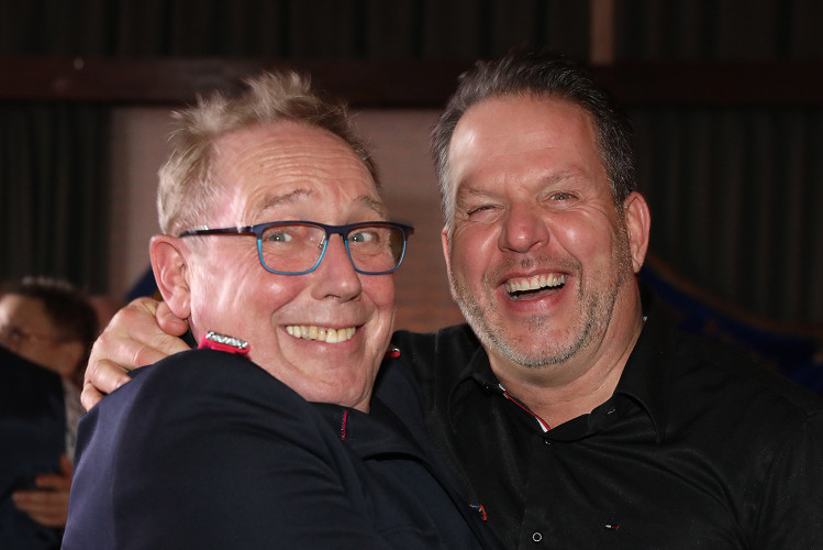 Wahnsinns-Auftakt zum Jubiläumsjahr: Mehr als 200 Gäste tanzen vergnügt beim Feuerwehrball in Gamsen – mit großer KURT-Bildergalerie