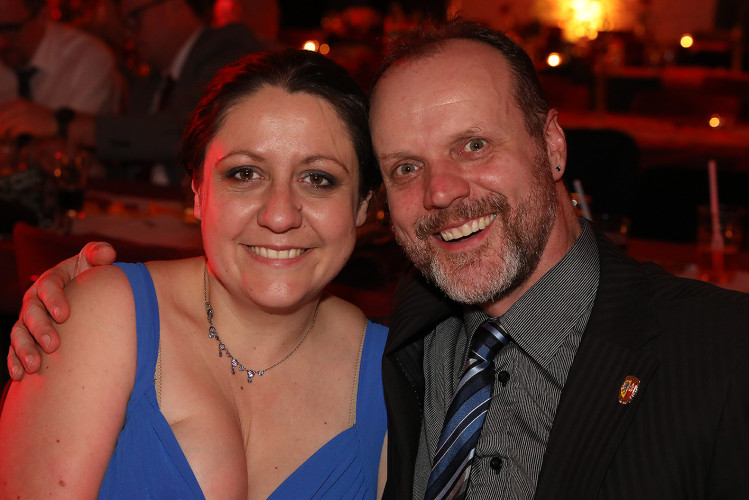 Wahnsinns-Auftakt zum Jubiläumsjahr: Mehr als 200 Gäste tanzen vergnügt beim Feuerwehrball in Gamsen – mit großer KURT-Bildergalerie