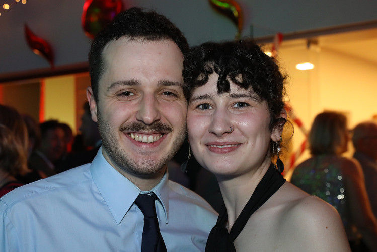 Wahnsinns-Auftakt zum Jubiläumsjahr: Mehr als 200 Gäste tanzen vergnügt beim Feuerwehrball in Gamsen – mit großer KURT-Bildergalerie