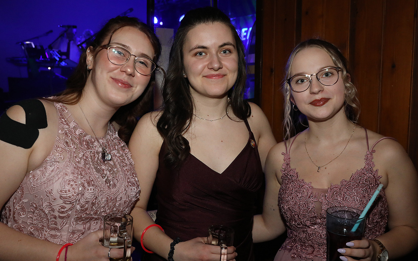 Wahnsinns-Auftakt zum Jubiläumsjahr: Mehr als 200 Gäste tanzen vergnügt beim Feuerwehrball in Gamsen – mit großer KURT-Bildergalerie