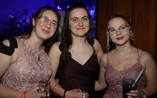 Wahnsinns-Auftakt zum Jubiläumsjahr: Mehr als 200 Gäste tanzen vergnügt beim Feuerwehrball in Gamsen – mit großer KURT-Bildergalerie