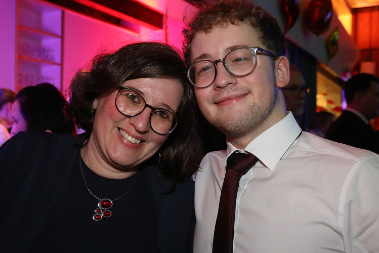 Wahnsinns-Auftakt zum Jubiläumsjahr: Mehr als 200 Gäste tanzen vergnügt beim Feuerwehrball in Gamsen – mit großer KURT-Bildergalerie