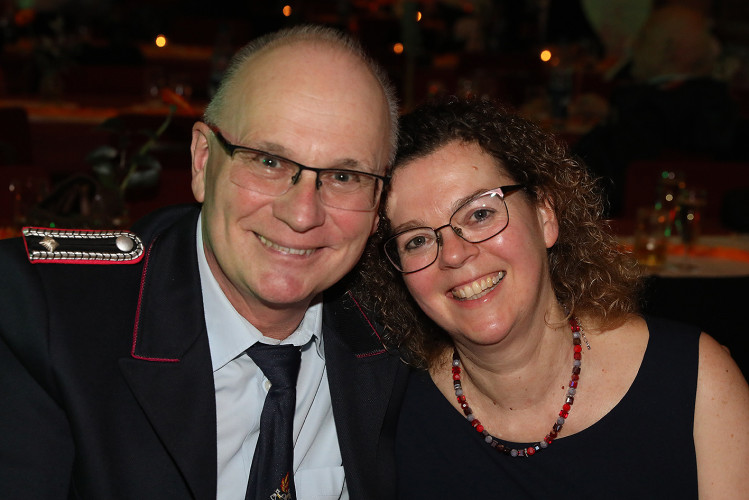 Wahnsinns-Auftakt zum Jubiläumsjahr: Mehr als 200 Gäste tanzen vergnügt beim Feuerwehrball in Gamsen – mit großer KURT-Bildergalerie