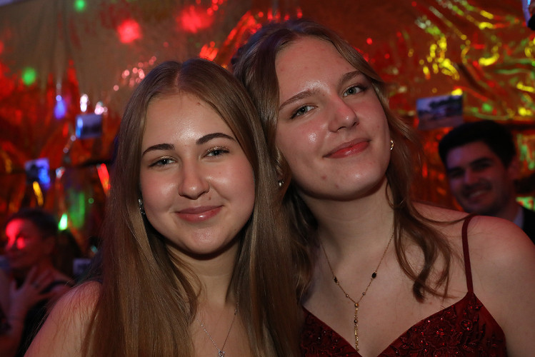 Wahnsinns-Auftakt zum Jubiläumsjahr: Mehr als 200 Gäste tanzen vergnügt beim Feuerwehrball in Gamsen – mit großer KURT-Bildergalerie