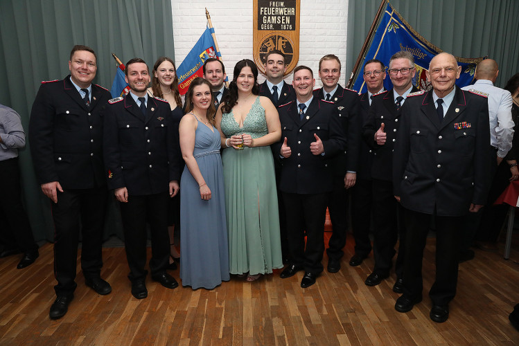 Wahnsinns-Auftakt zum Jubiläumsjahr: Mehr als 200 Gäste tanzen vergnügt beim Feuerwehrball in Gamsen – mit großer KURT-Bildergalerie