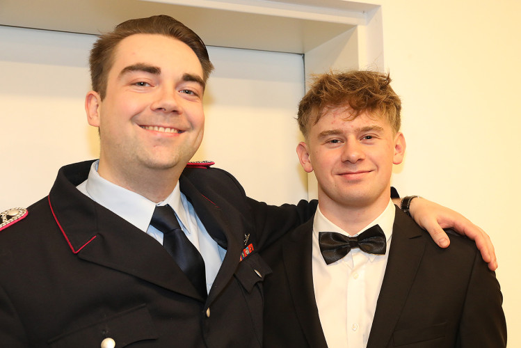 Wahnsinns-Auftakt zum Jubiläumsjahr: Mehr als 200 Gäste tanzen vergnügt beim Feuerwehrball in Gamsen – mit großer KURT-Bildergalerie