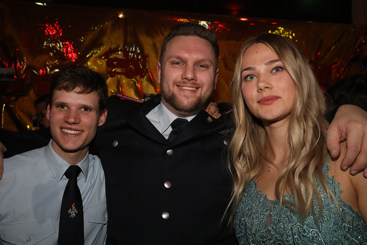 Wahnsinns-Auftakt zum Jubiläumsjahr: Mehr als 200 Gäste tanzen vergnügt beim Feuerwehrball in Gamsen – mit großer KURT-Bildergalerie