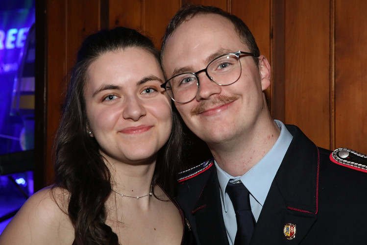Wahnsinns-Auftakt zum Jubiläumsjahr: Mehr als 200 Gäste tanzen vergnügt beim Feuerwehrball in Gamsen – mit großer KURT-Bildergalerie