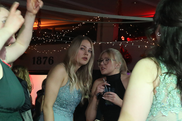 Wahnsinns-Auftakt zum Jubiläumsjahr: Mehr als 200 Gäste tanzen vergnügt beim Feuerwehrball in Gamsen – mit großer KURT-Bildergalerie