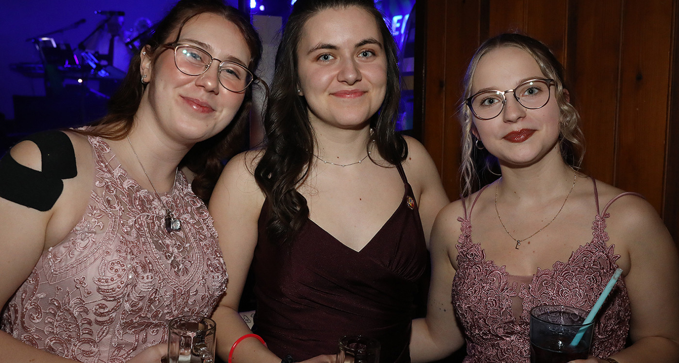 Wahnsinns-Auftakt zum Jubiläumsjahr: Mehr als 200 Gäste tanzen vergnügt beim Feuerwehrball in Gamsen – mit großer KURT-Bildergalerie