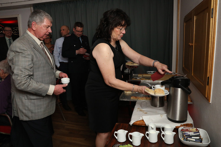 Wahnsinns-Auftakt zum Jubiläumsjahr: Mehr als 200 Gäste tanzen vergnügt beim Feuerwehrball in Gamsen – mit großer KURT-Bildergalerie