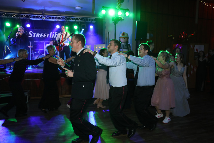 Wahnsinns-Auftakt zum Jubiläumsjahr: Mehr als 200 Gäste tanzen vergnügt beim Feuerwehrball in Gamsen – mit großer KURT-Bildergalerie