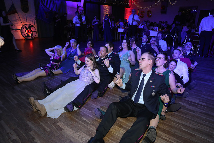 Wahnsinns-Auftakt zum Jubiläumsjahr: Mehr als 200 Gäste tanzen vergnügt beim Feuerwehrball in Gamsen – mit großer KURT-Bildergalerie
