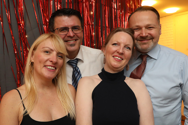 Wahnsinns-Auftakt zum Jubiläumsjahr: Mehr als 200 Gäste tanzen vergnügt beim Feuerwehrball in Gamsen – mit großer KURT-Bildergalerie