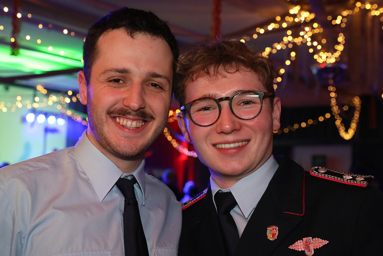 Wahnsinns-Auftakt zum Jubiläumsjahr: Mehr als 200 Gäste tanzen vergnügt beim Feuerwehrball in Gamsen – mit großer KURT-Bildergalerie