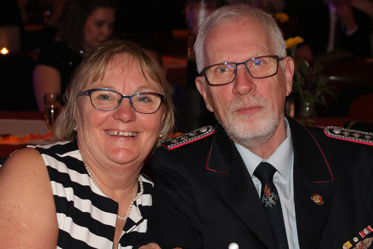 Wahnsinns-Auftakt zum Jubiläumsjahr: Mehr als 200 Gäste tanzen vergnügt beim Feuerwehrball in Gamsen – mit großer KURT-Bildergalerie