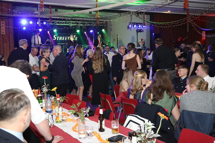 Wahnsinns-Auftakt zum Jubiläumsjahr: Mehr als 200 Gäste tanzen vergnügt beim Feuerwehrball in Gamsen – mit großer KURT-Bildergalerie