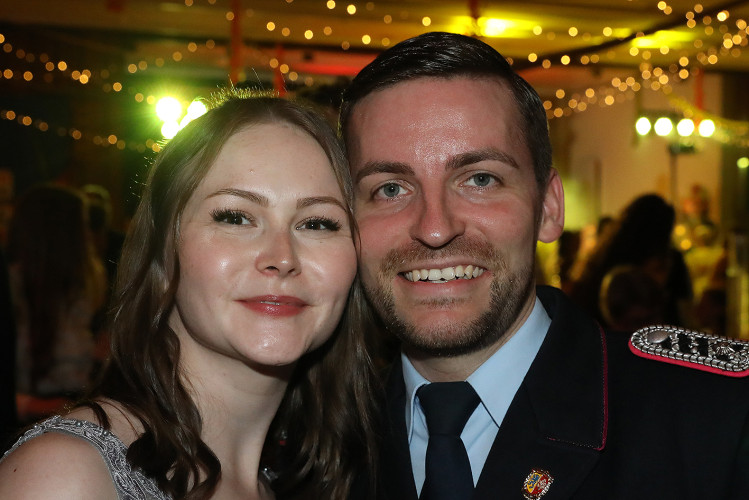 Wahnsinns-Auftakt zum Jubiläumsjahr: Mehr als 200 Gäste tanzen vergnügt beim Feuerwehrball in Gamsen – mit großer KURT-Bildergalerie