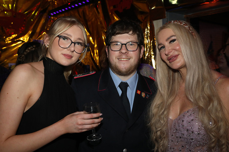 Wahnsinns-Auftakt zum Jubiläumsjahr: Mehr als 200 Gäste tanzen vergnügt beim Feuerwehrball in Gamsen – mit großer KURT-Bildergalerie