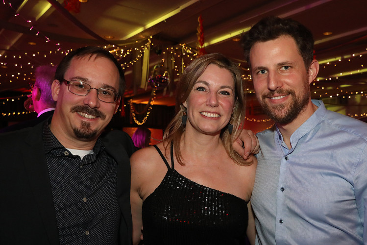 Wahnsinns-Auftakt zum Jubiläumsjahr: Mehr als 200 Gäste tanzen vergnügt beim Feuerwehrball in Gamsen – mit großer KURT-Bildergalerie