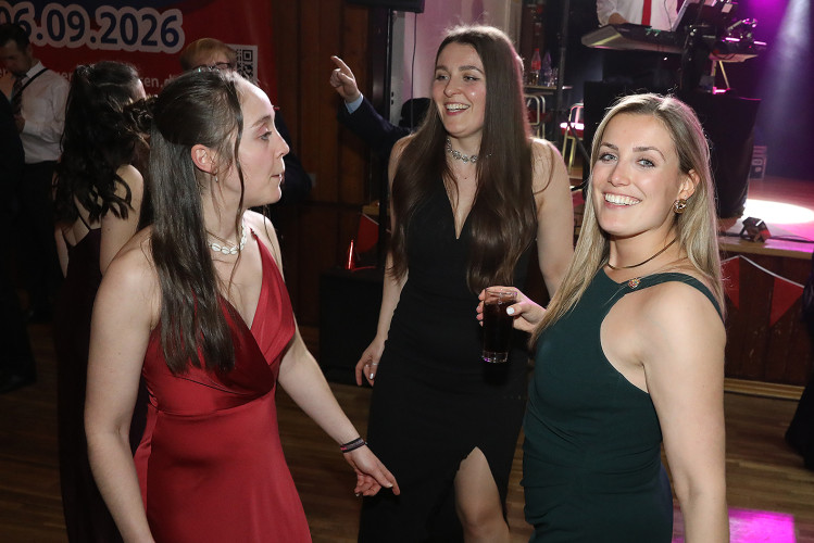 Wahnsinns-Auftakt zum Jubiläumsjahr: Mehr als 200 Gäste tanzen vergnügt beim Feuerwehrball in Gamsen – mit großer KURT-Bildergalerie