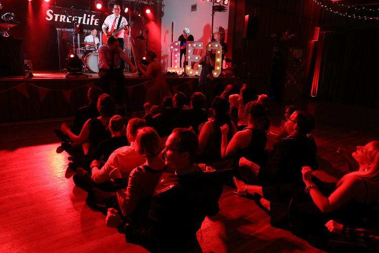 Wahnsinns-Auftakt zum Jubiläumsjahr: Mehr als 200 Gäste tanzen vergnügt beim Feuerwehrball in Gamsen – mit großer KURT-Bildergalerie