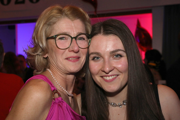 Wahnsinns-Auftakt zum Jubiläumsjahr: Mehr als 200 Gäste tanzen vergnügt beim Feuerwehrball in Gamsen – mit großer KURT-Bildergalerie