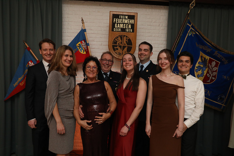 Wahnsinns-Auftakt zum Jubiläumsjahr: Mehr als 200 Gäste tanzen vergnügt beim Feuerwehrball in Gamsen – mit großer KURT-Bildergalerie