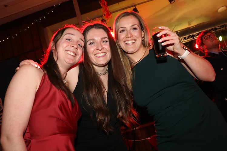 Wahnsinns-Auftakt zum Jubiläumsjahr: Mehr als 200 Gäste tanzen vergnügt beim Feuerwehrball in Gamsen – mit großer KURT-Bildergalerie