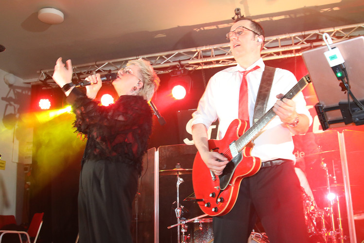 Wahnsinns-Auftakt zum Jubiläumsjahr: Mehr als 200 Gäste tanzen vergnügt beim Feuerwehrball in Gamsen – mit großer KURT-Bildergalerie