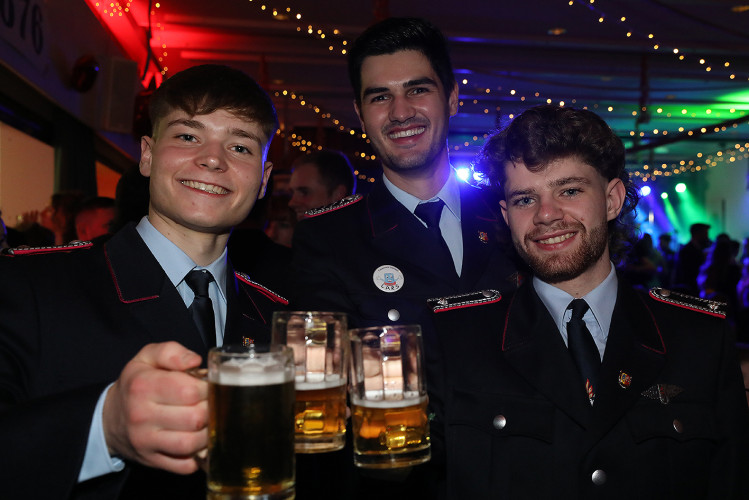 Wahnsinns-Auftakt zum Jubiläumsjahr: Mehr als 200 Gäste tanzen vergnügt beim Feuerwehrball in Gamsen – mit großer KURT-Bildergalerie