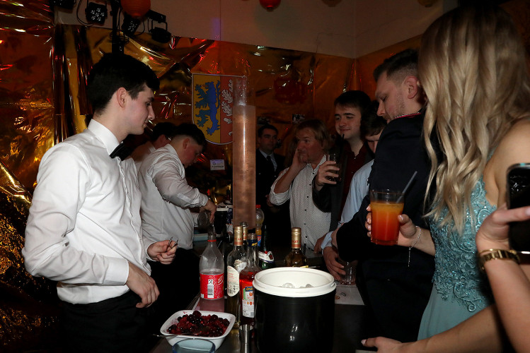 Wahnsinns-Auftakt zum Jubiläumsjahr: Mehr als 200 Gäste tanzen vergnügt beim Feuerwehrball in Gamsen – mit großer KURT-Bildergalerie