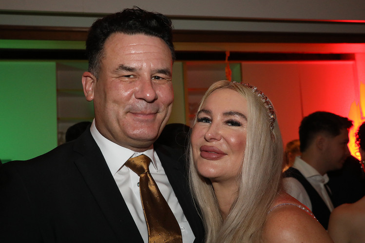 Wahnsinns-Auftakt zum Jubiläumsjahr: Mehr als 200 Gäste tanzen vergnügt beim Feuerwehrball in Gamsen – mit großer KURT-Bildergalerie