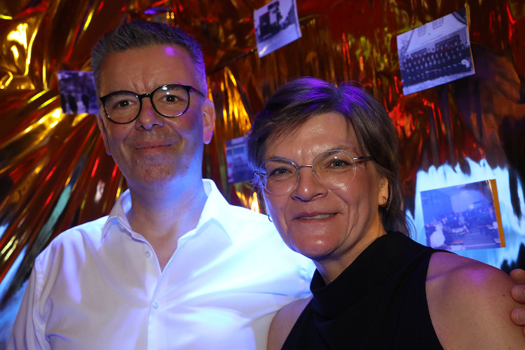 Wahnsinns-Auftakt zum Jubiläumsjahr: Mehr als 200 Gäste tanzen vergnügt beim Feuerwehrball in Gamsen – mit großer KURT-Bildergalerie