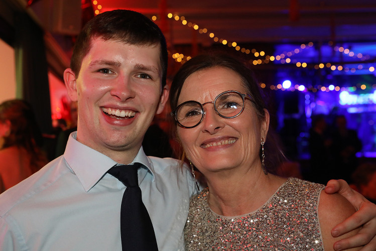 Wahnsinns-Auftakt zum Jubiläumsjahr: Mehr als 200 Gäste tanzen vergnügt beim Feuerwehrball in Gamsen – mit großer KURT-Bildergalerie