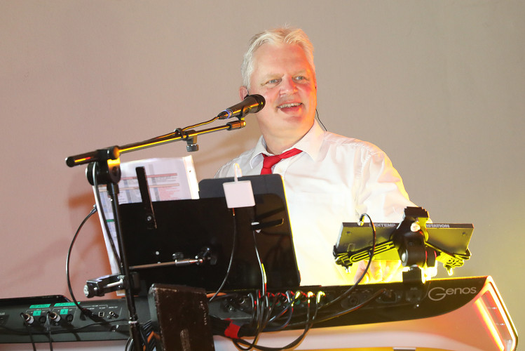 Wahnsinns-Auftakt zum Jubiläumsjahr: Mehr als 200 Gäste tanzen vergnügt beim Feuerwehrball in Gamsen – mit großer KURT-Bildergalerie